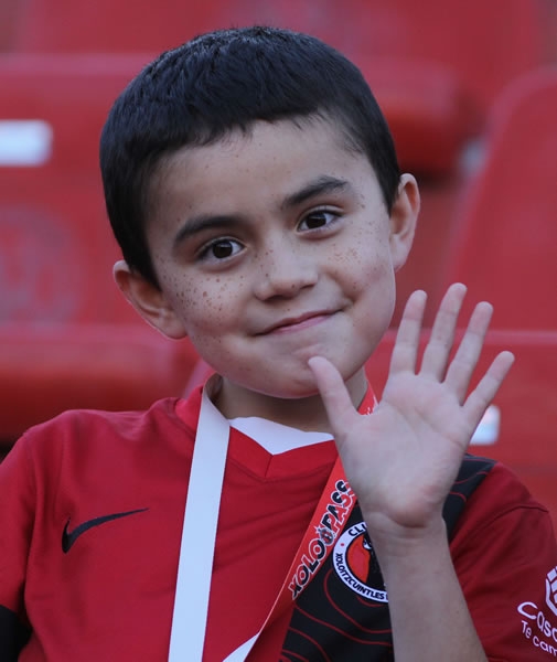 Niños entusiasmados por ver a su equipo.