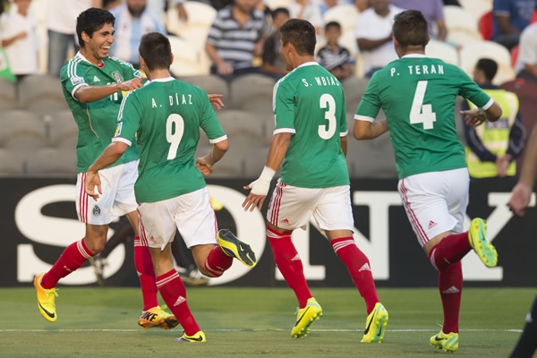 Ochoa festeja su gol.