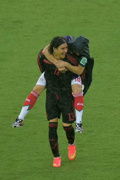 Ochoa y Guardado se retiraron felices del terreno de juego.