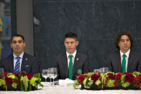 Ochoa y Peralta no se distrajeron durante el discurso.