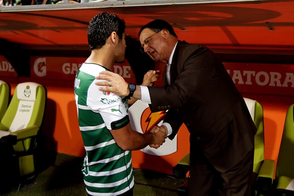 El Ojitos Meza aprovechó el fetejo del Conejo para saludar a viejos conocidos.