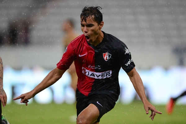 Omar Bravo igualó las cosas.