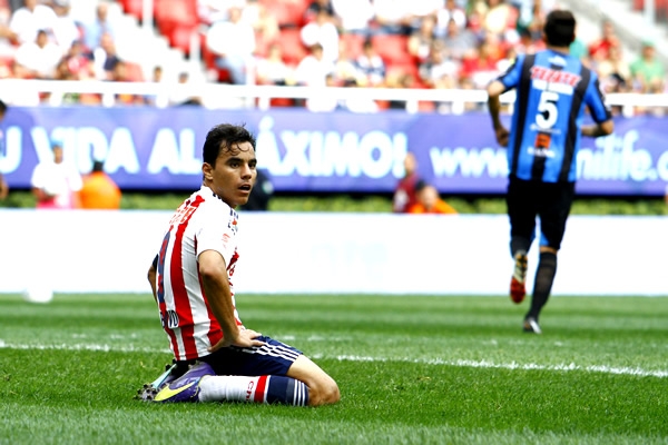 Omar Bravo siguió peleado con el gol.