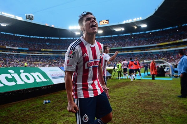 Omar Bravo sorprendió y rescató el empate ante la UdeG.