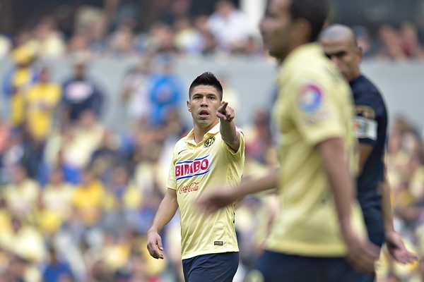 Oribe Peralta dio instrucciones a sus compañeros.