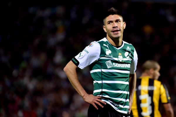 Oribe Peralta fue amonestado en este compromiso.