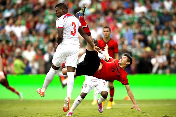 Oribe Peralta intentó un remate de chilena.