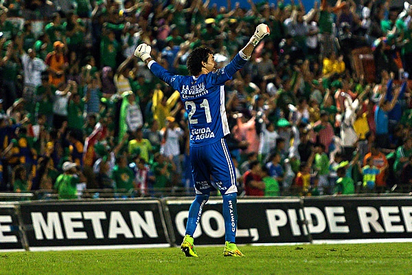 Óscar Jiménez festejó con todo el triunfo de Jaguares.
