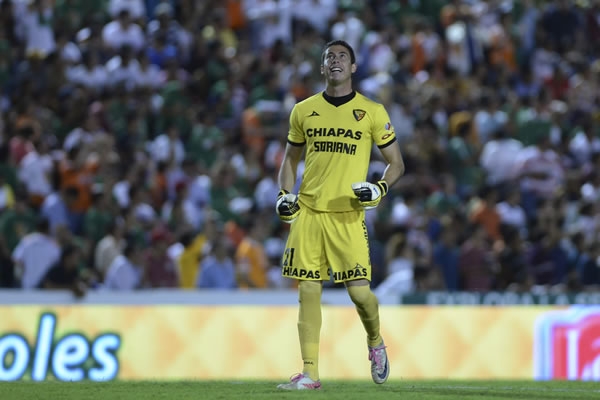 Óscar Jiménez festejó el gol desde su portería.