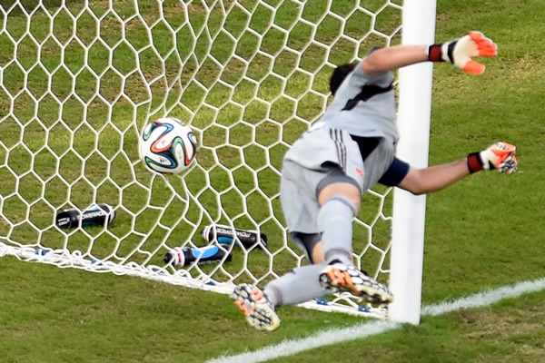 Ospina no alcanzó el balón.