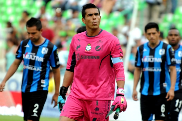 Oswaldo Sánchez se mostró confiado en la cancha.