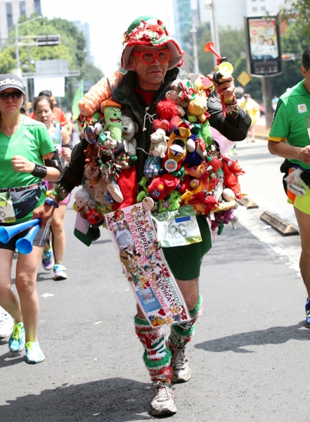 Otros corredores aprovecharon para presumir su colección de peluches.