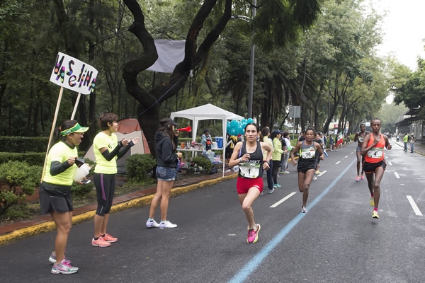 Otros voluntarios ofrecían vaselina para evitar rozaduras.