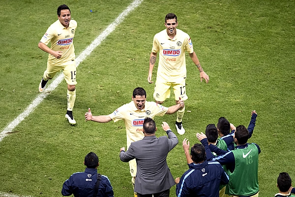 Pablo Aguilar también corrió a festejar con Antonio Mohamed.