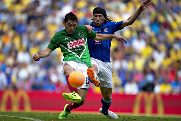 Pablo Aguilar salió de cambio en la segunda mitad por Mendoza.