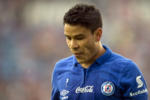 Pablo Barrera no tiene éxito la disparar de larga distancia.