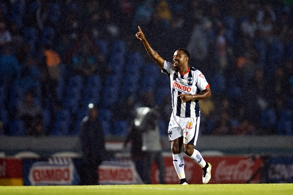 Pabón, autor del primer gol en el duelo.