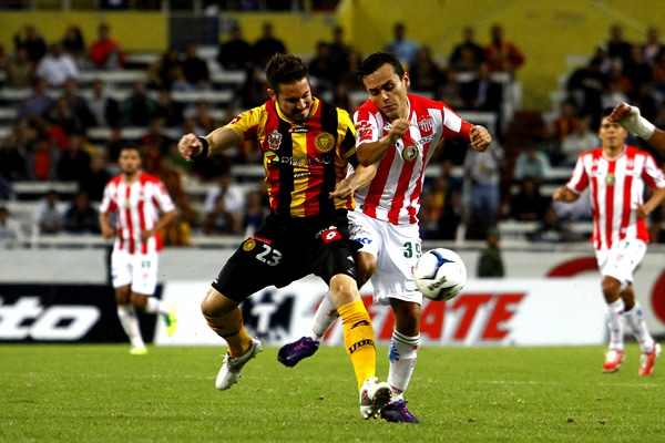 Palacios es quien frena en primera instancia a Lojero.