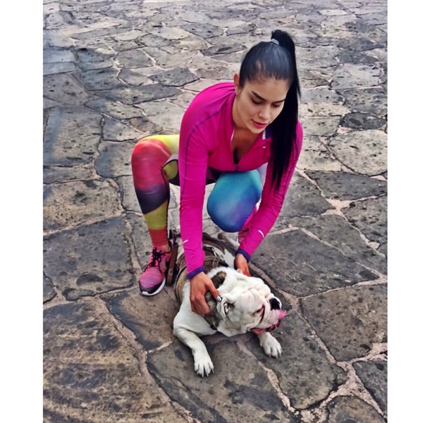 Paola Salcedo, belleza rojiblanca en el Clásico. 