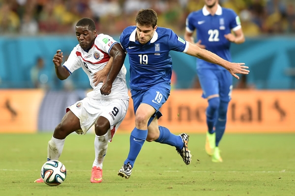 Papastathopoulos intentó quitarse a Campbell, pero falló.