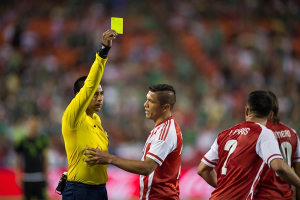 Paraguay se quedó con muchos amonestados.