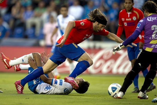 Pavone batalla con el intenso disputar de la esférica en la segunda mitad.