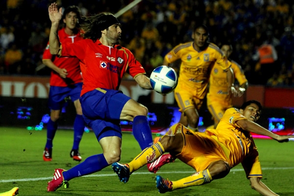 Pavone no sabe por donde abrirse espacio para castigar a García.