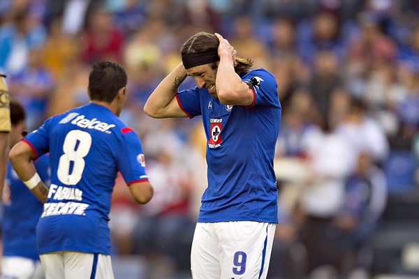 Pavone, tras el tanto anotado de Cortés.