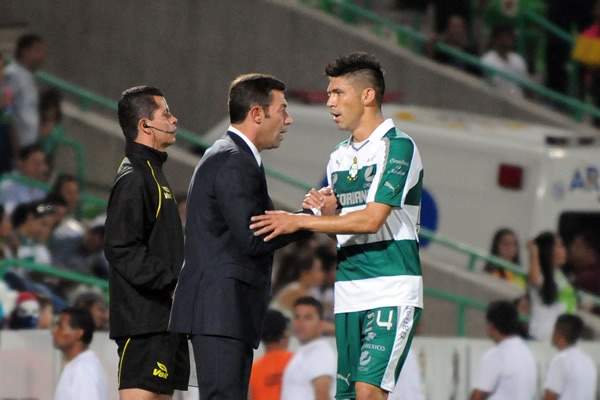 Pedro Caixinha y Oribe Peralta cocinando la victoria.