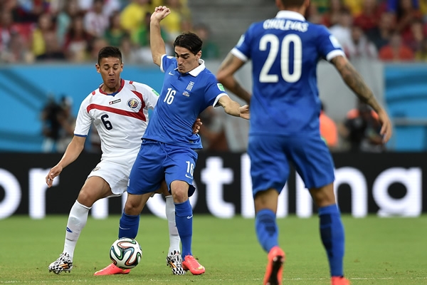 Peloteo entre Christodoulopoulos y Holebas, que Duarte no logró romper.