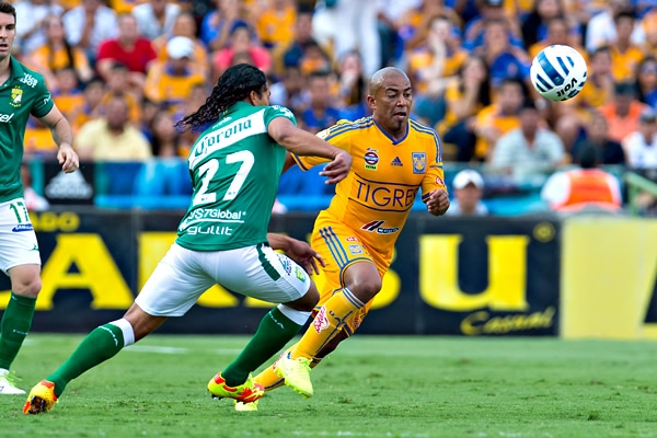 Peña no permite que Arévalo se le escape.