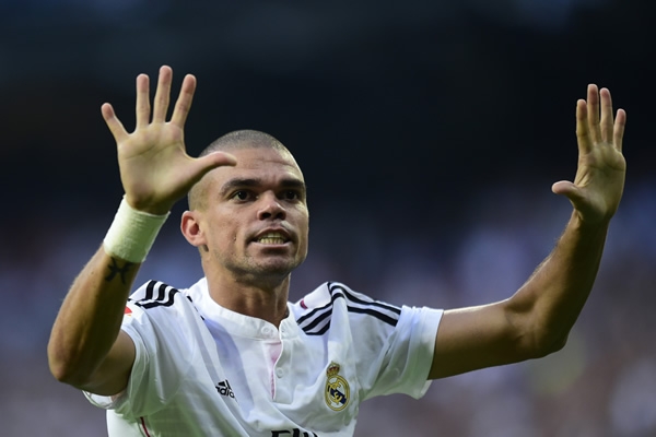 Pepe pidió calma a la tribuna mientras celebraba.