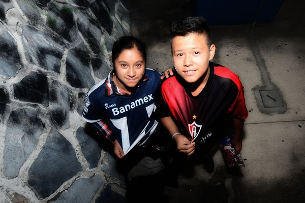 Pequeñas amistades disparejas, bonita imagen del futbol.