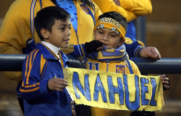 Pequeños fanáticos felinos extendieron una pancarta a su estrella.
