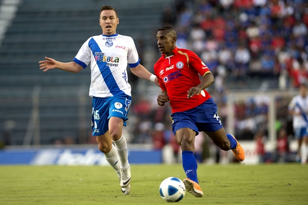 Perea sufre para salir jugando ante la presión Comotera.