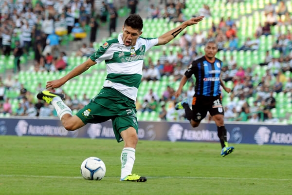 Pero Oribe sí, prende un zapatazo.