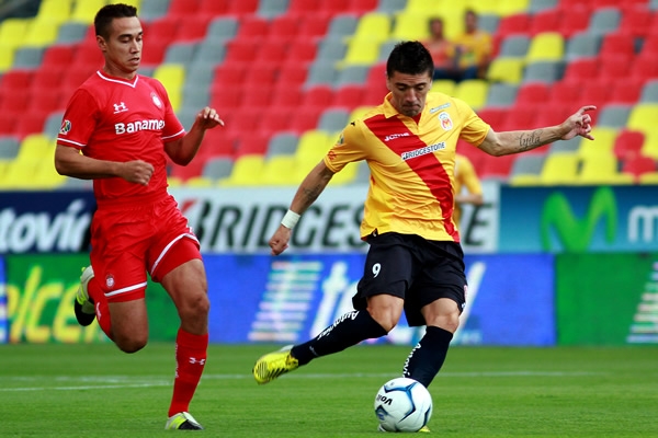 Pero poco le dura el gusto, Mancilla filtra el balón.