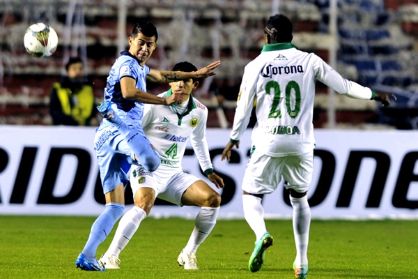 Pese a la superioridad de los mexicanos, Bolivar insiste.