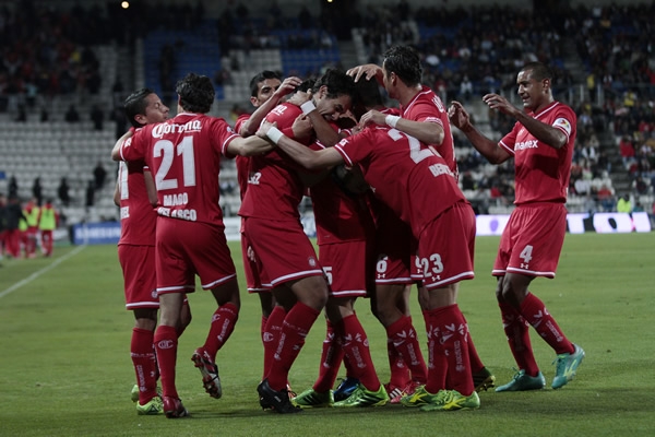 Pese a que jugaba mejor Pachuca, Toluca parece salvar su noche en el Hidalgo.