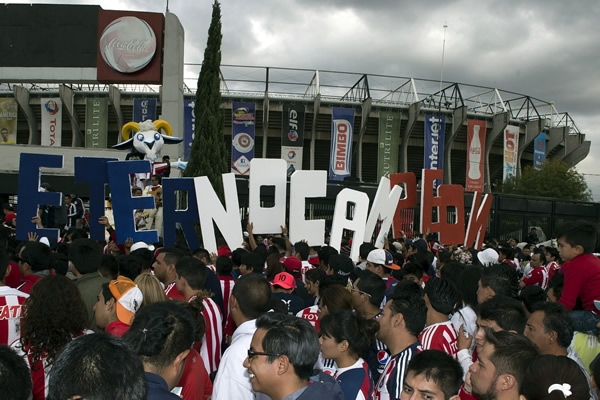 Pese al paso del equipo, seguidores Chivas no dejaron de apoyarlos.