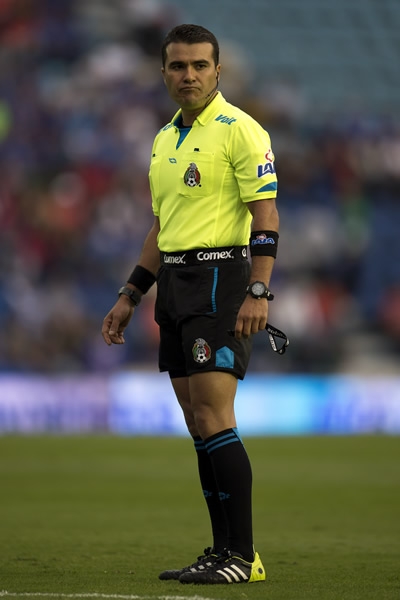 Pésimo arbitraje de Ricardo Arellano que no marcó en el gol de Cortés.