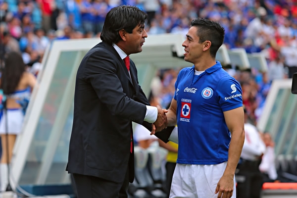 Pinto saluda al que fuera su DT el torneo pasado.