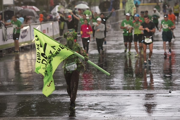 Pintoresco personajes adornaron la ruta del Maratón.