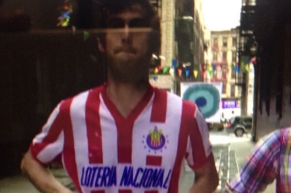 Vampire Weekend Cousins con una playera retro de Chivas.