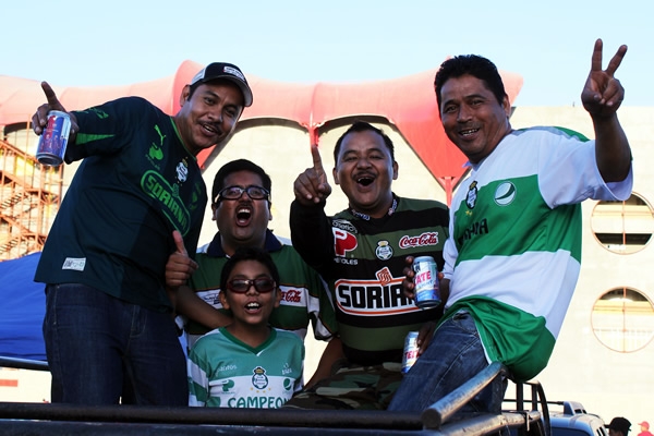 Poco a poco se fue llenando el Estadio Caliente.