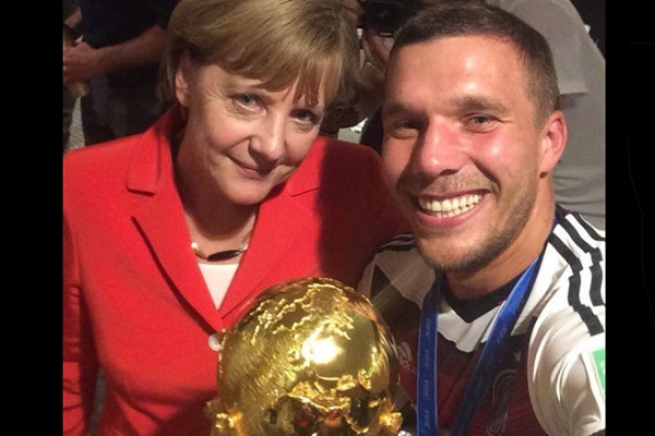 Podolski presumió una selfie con Angela Merkel.