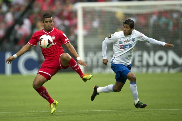 Ponce ha hecho un buyen partido, no deja que el Azul llegue a la portería.