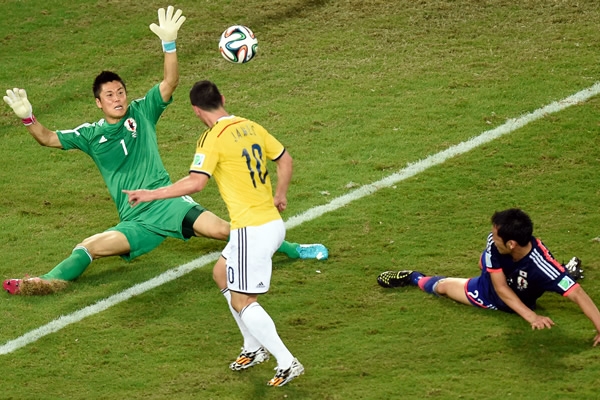 Por arriba del arquero marcó un golazo.