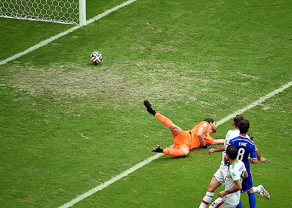El portero iraní no pudo evitar el 2-0 en el Fonte Nova.