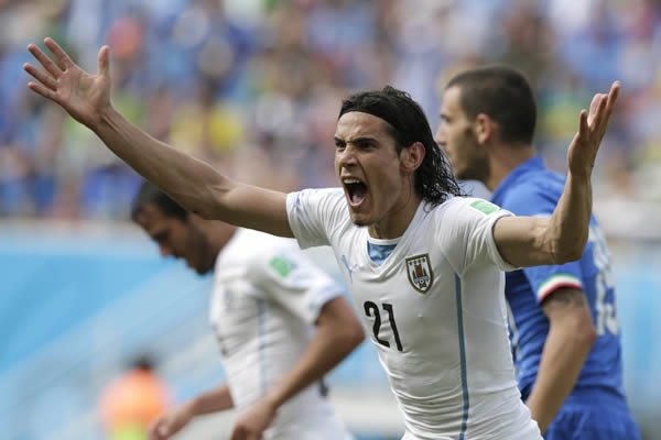 Protesta de Edinson Cavani tras una decisión arbitral.